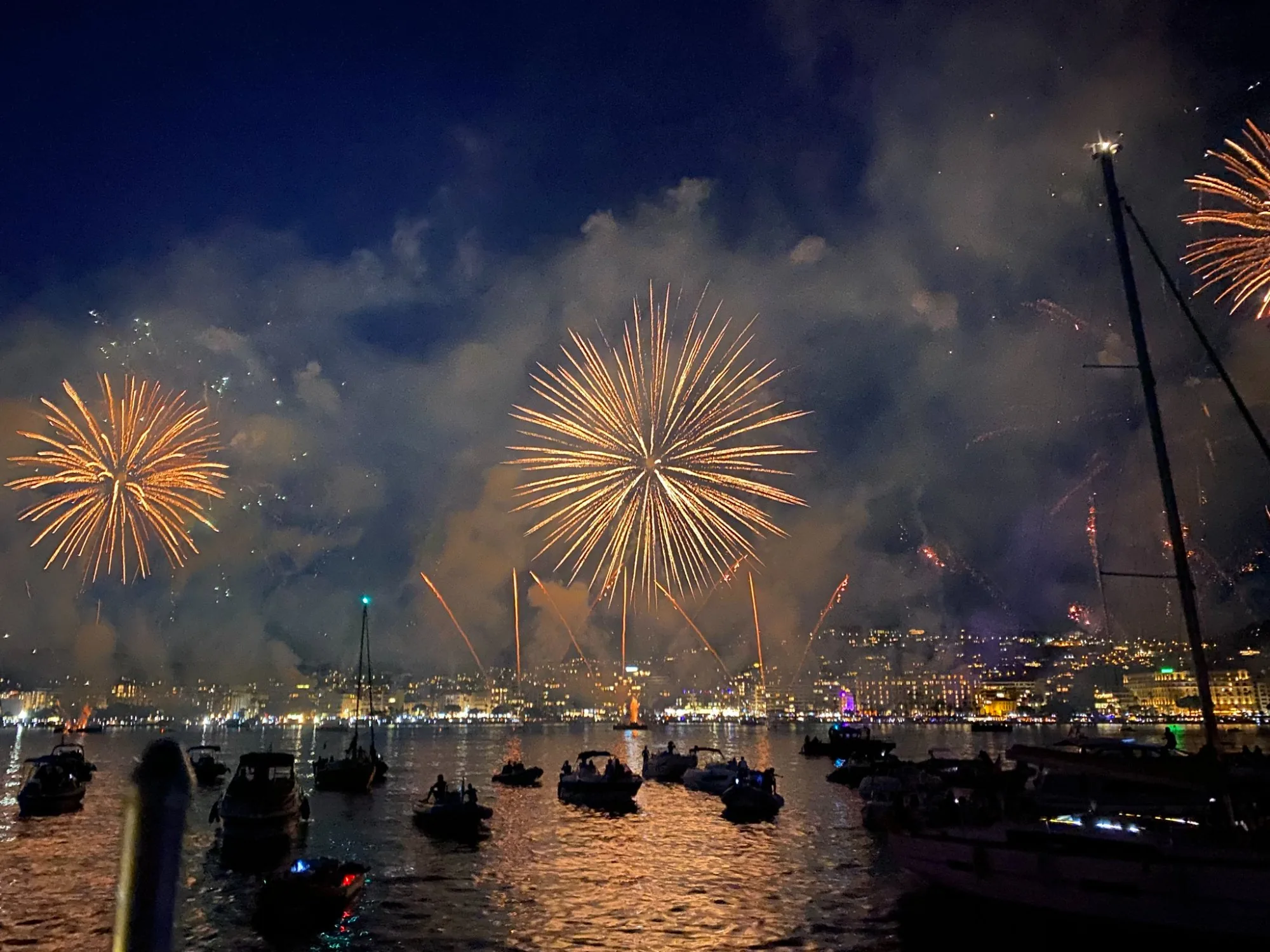 Feu d'artifice Cannes depuis un bateau